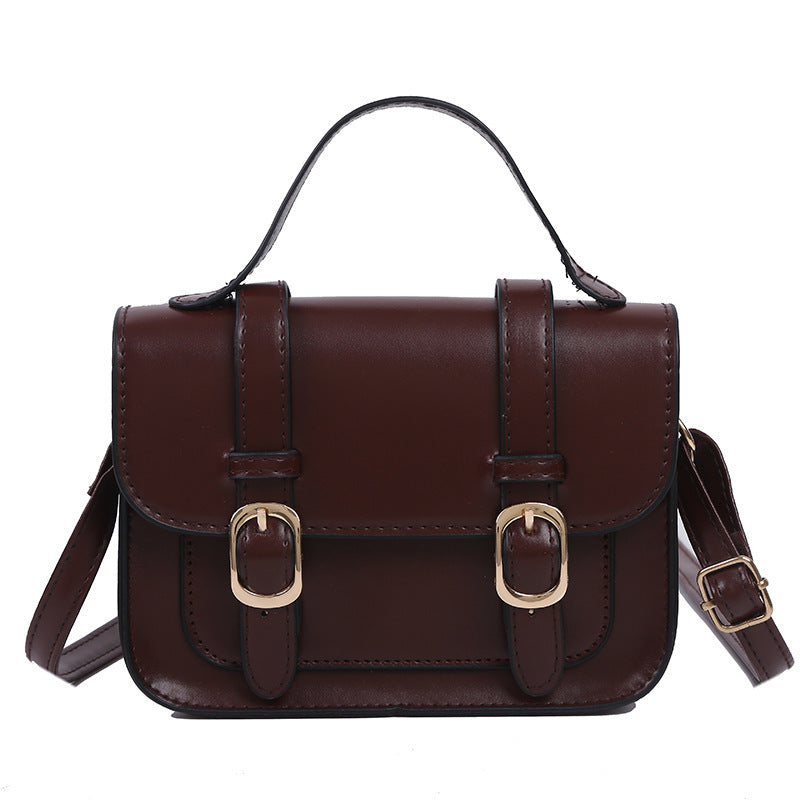 The vintage postman bag is a Japanese student's one-shoulder bag