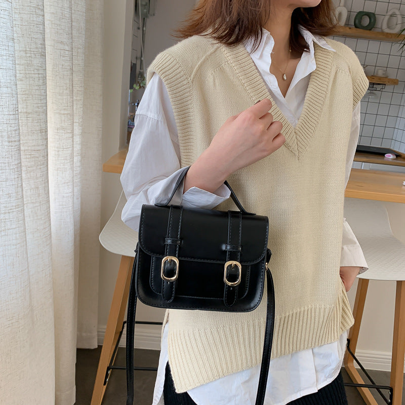 The vintage postman bag is a Japanese student's one-shoulder bag
