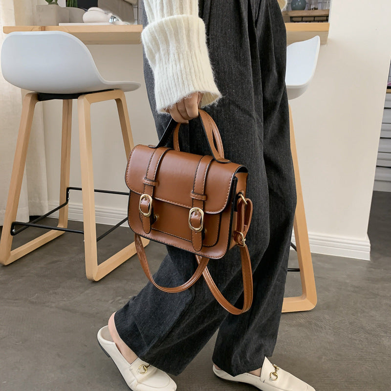 The vintage postman bag is a Japanese student's one-shoulder bag