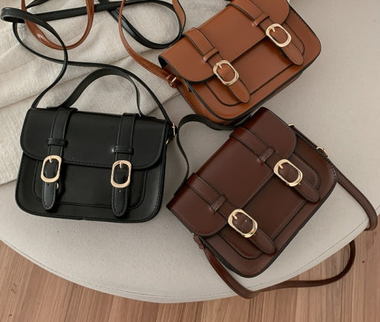 The vintage postman bag is a Japanese student's one-shoulder bag